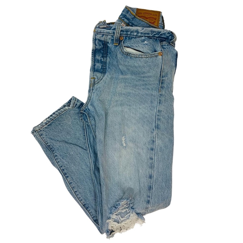 Ripped knee Levi’s